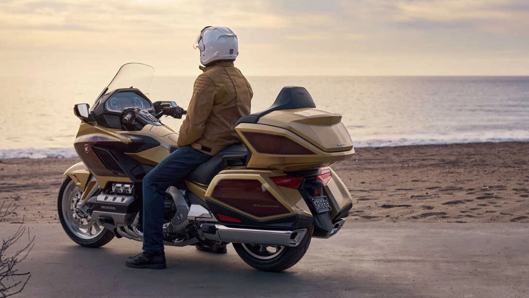 Vue de la Honda GOLD WING Touring DCT Airbag sur fond noir