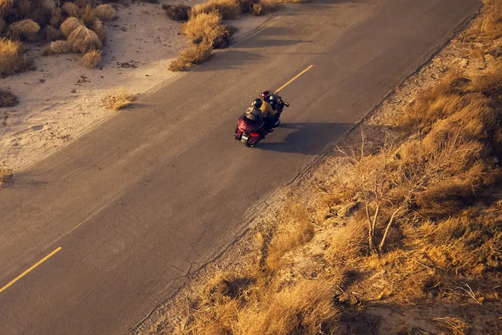 Vue latérale de la Honda GOLD WING Touring DCT Airbag en mouvement