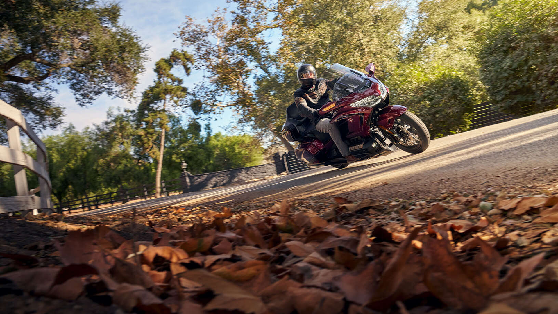 Honda GOLD WING Touring DCT Airbag sur route panoramique