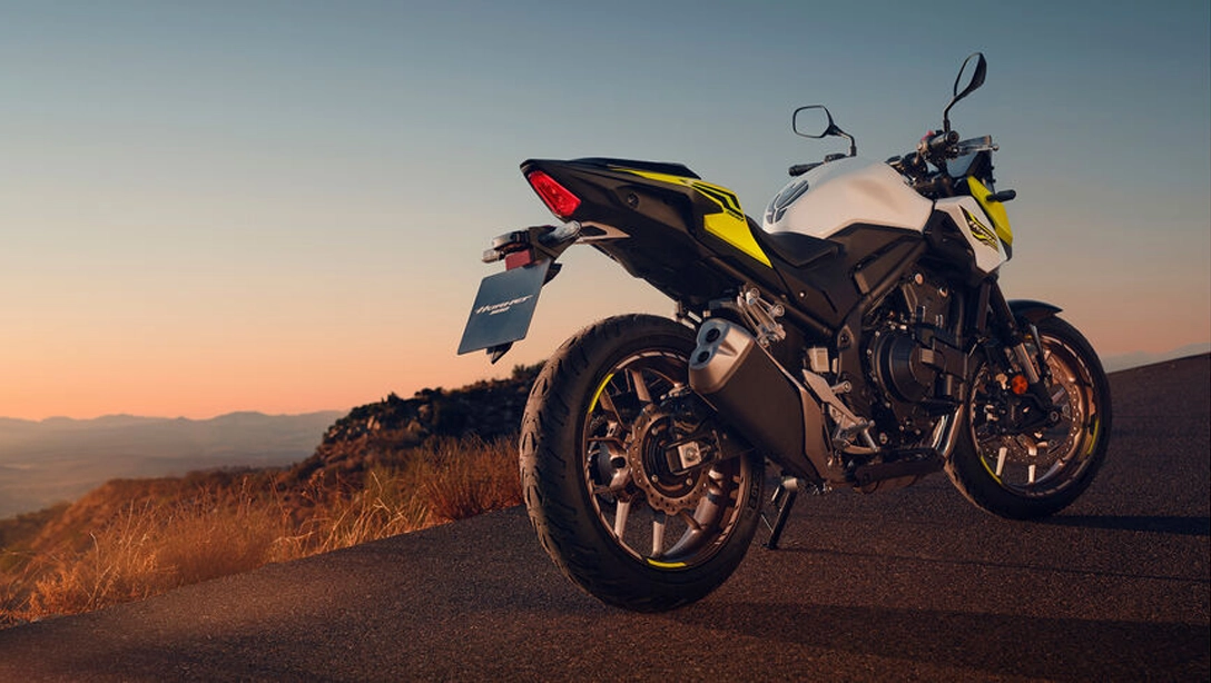 Vue latérale de la Honda Hornet 500 sur route