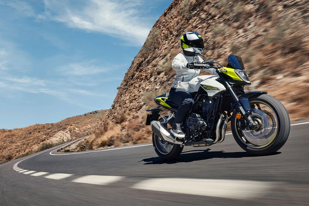 Tableau de bord digital de la Honda Hornet 500