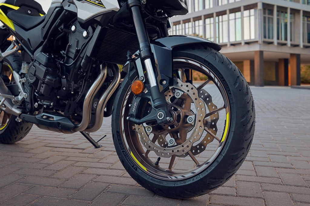 Vue arrière de la Honda Hornet 500 en mouvement