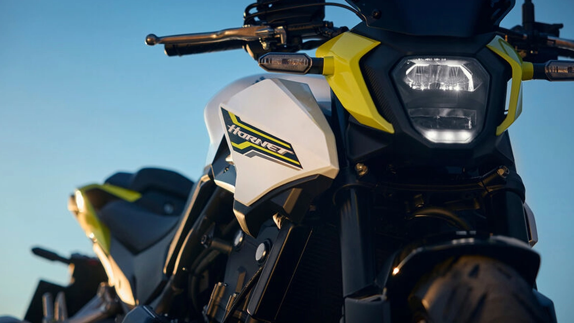 Détail du phare avant LED de la Honda Hornet 500