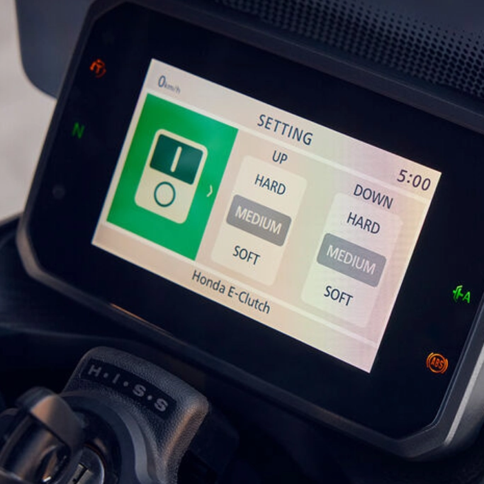 Vue de profil de la Honda Hornet 500 sur route