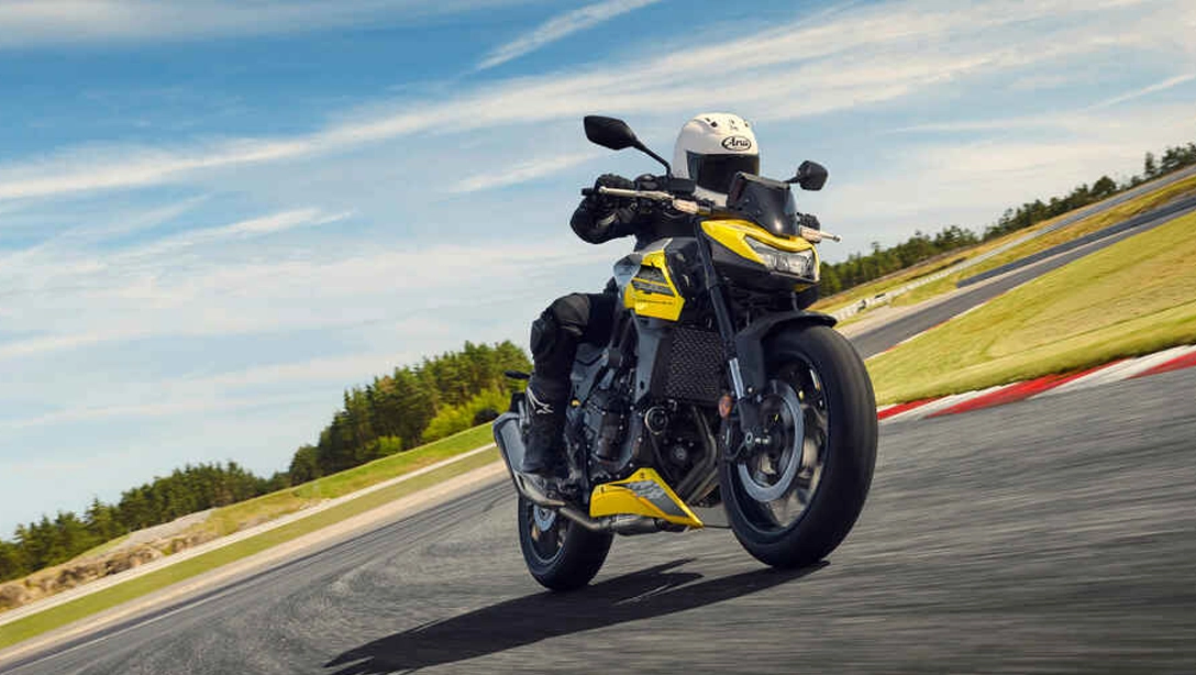 Vue latérale de la Honda Hornet 750 sur fond sombre