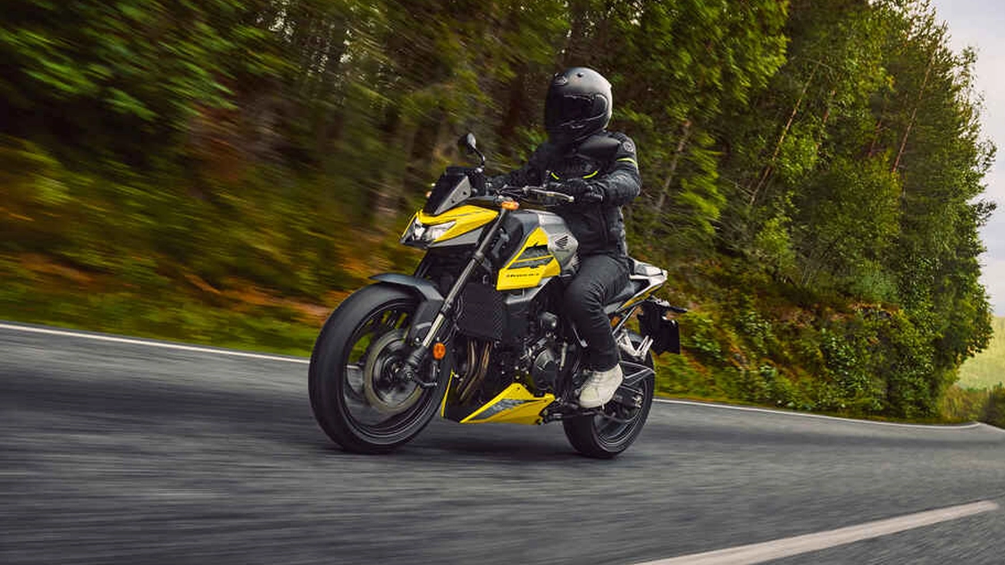 Honda Hornet 750 en action dans un virage