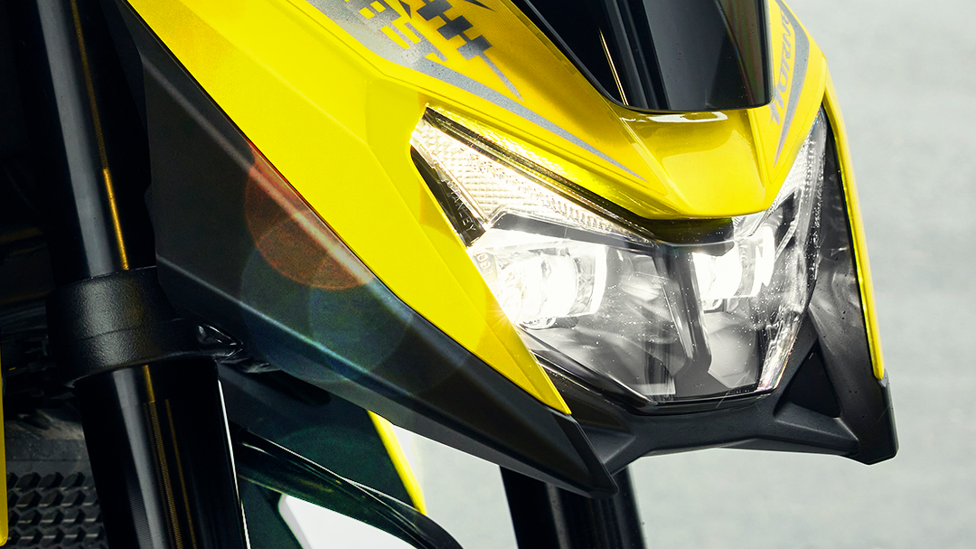 Honda Hornet 750 sur route de campagne