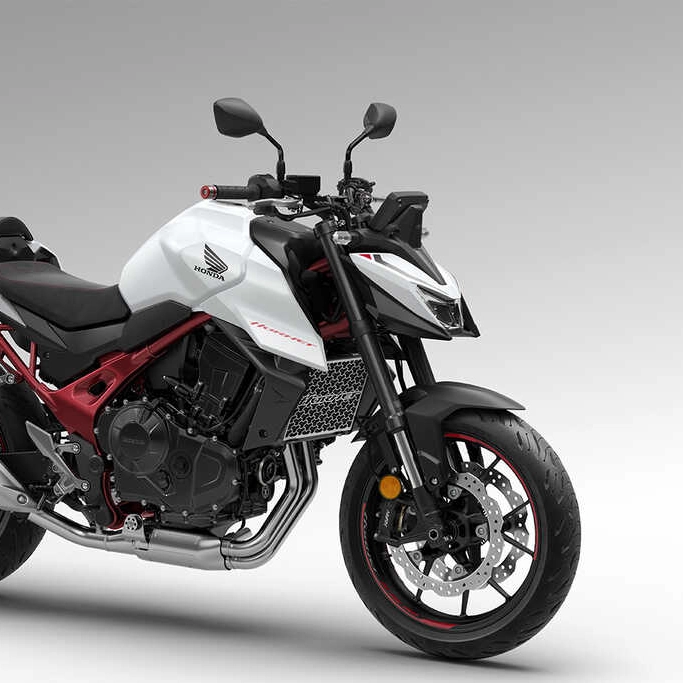 Vue de profil de la Honda Hornet 750 stationnée