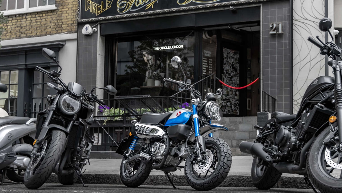 Vue latérale de la Honda Monkey 125 sur route urbaine