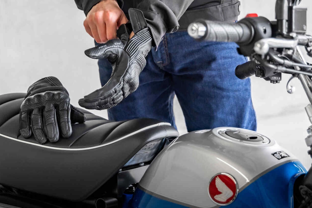 Honda Monkey 125 stationnée devant un café rétro