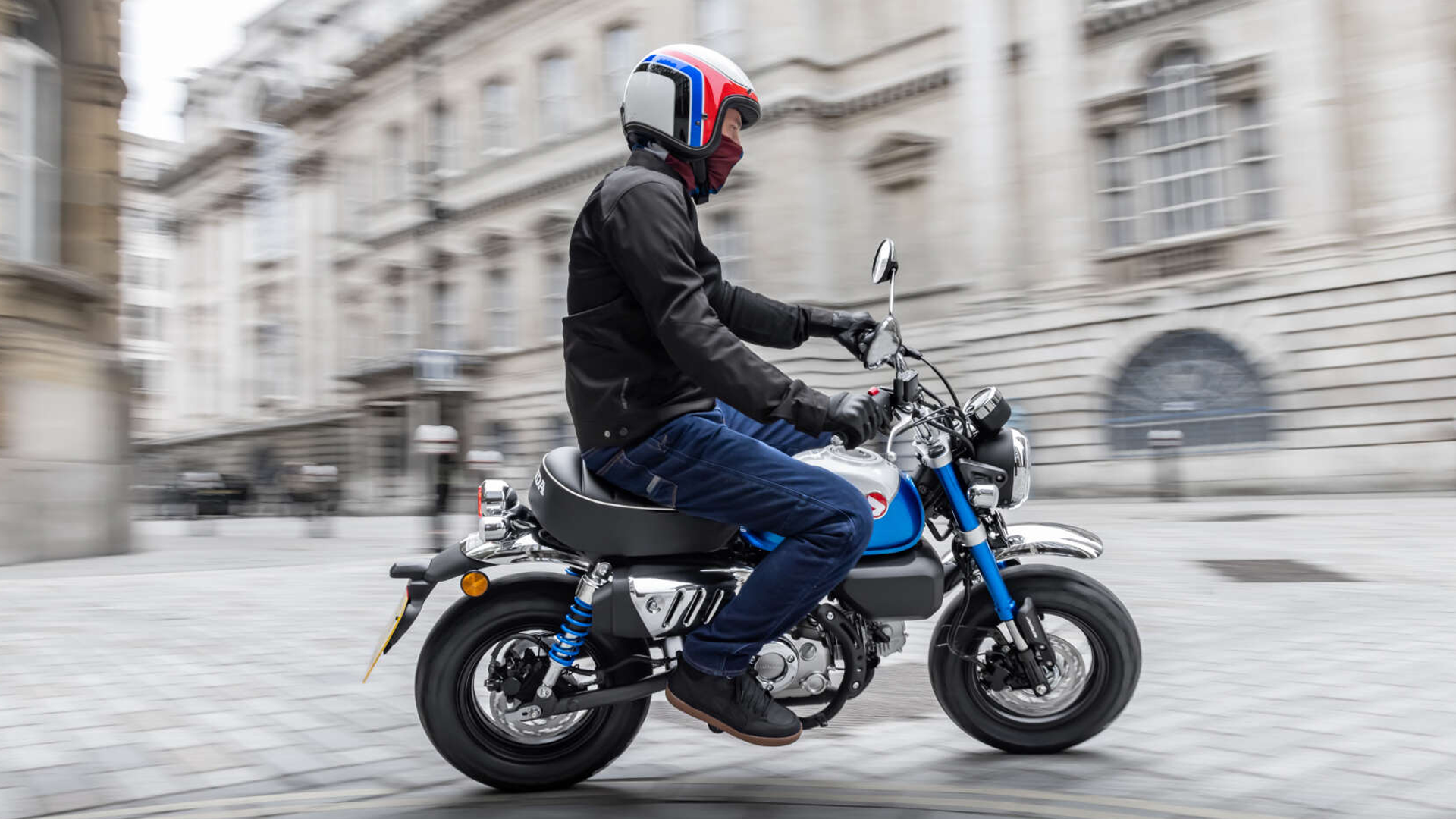 Honda Monkey 125 garée sur une place urbaine animée