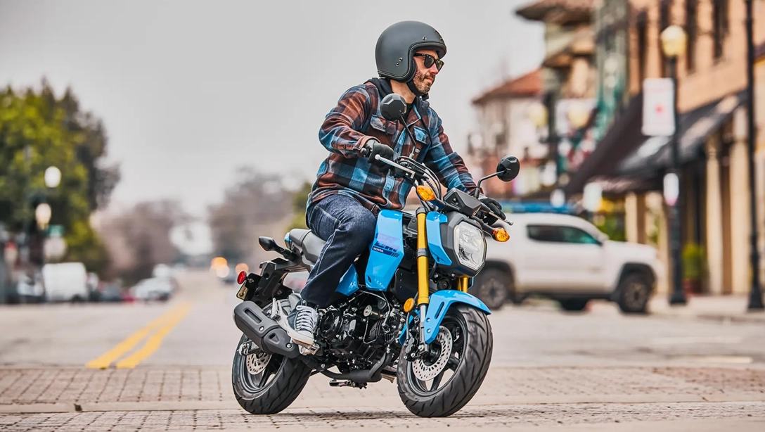 Vue latérale de la Honda MSX125 Grom sur fond sombre
