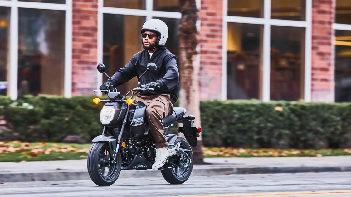 Honda MSX125 Grom en action sur route urbaine