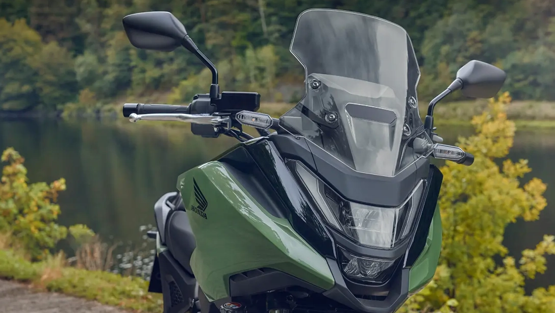 Vue latérale de la Honda NC750X DCT noire sur fond sombre