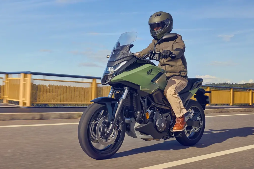 Vue avant de la Honda NC750X DCT sur route