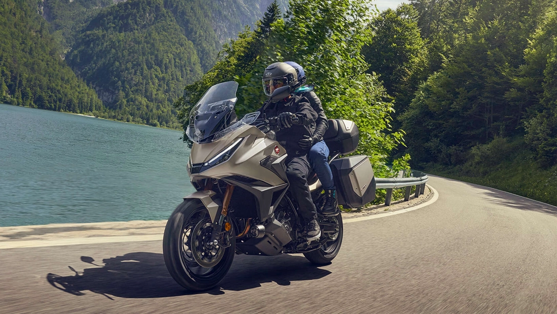 Vue latérale de la Honda NT1100 sur route de montagne