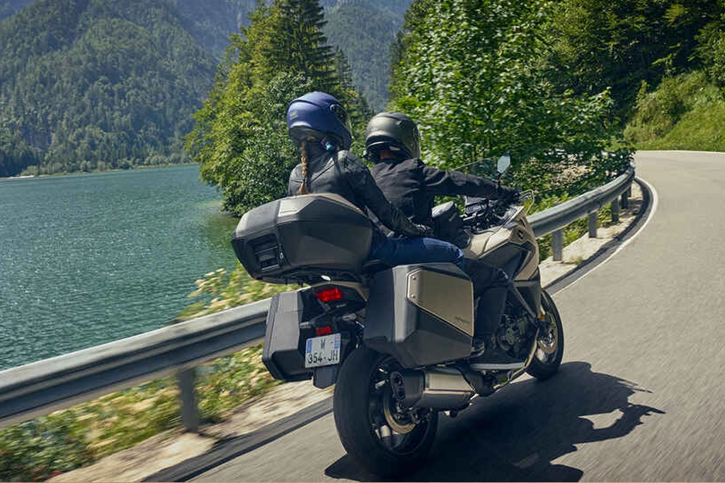 Tableau de bord numérique de la Honda NT1100 avec écran TFT