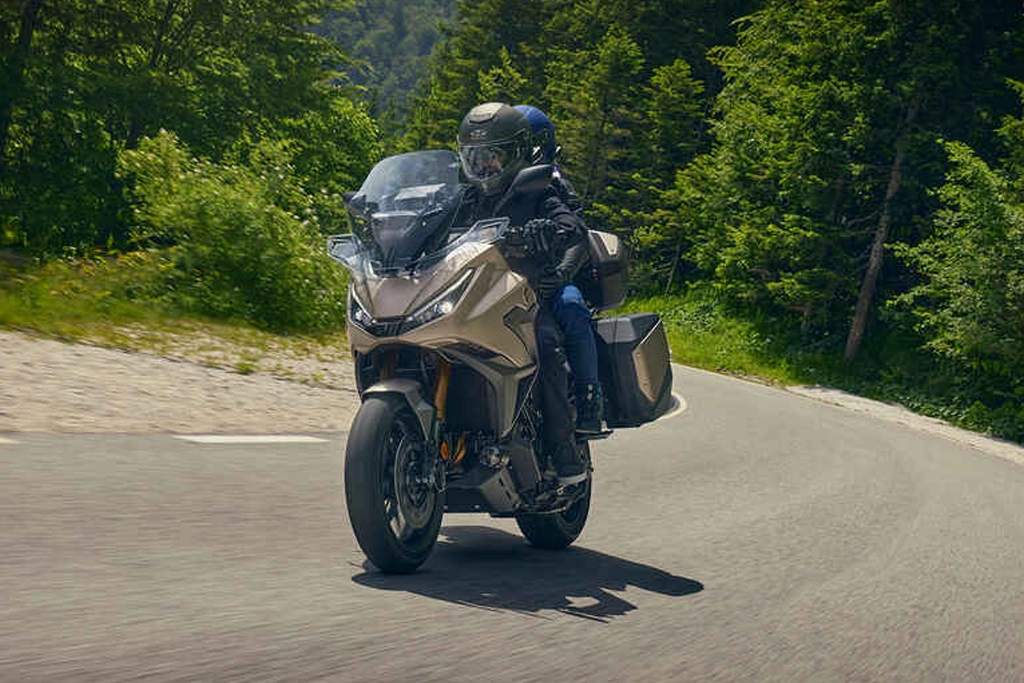 Vue avant de la Honda NT1100 en mouvement sur autoroute