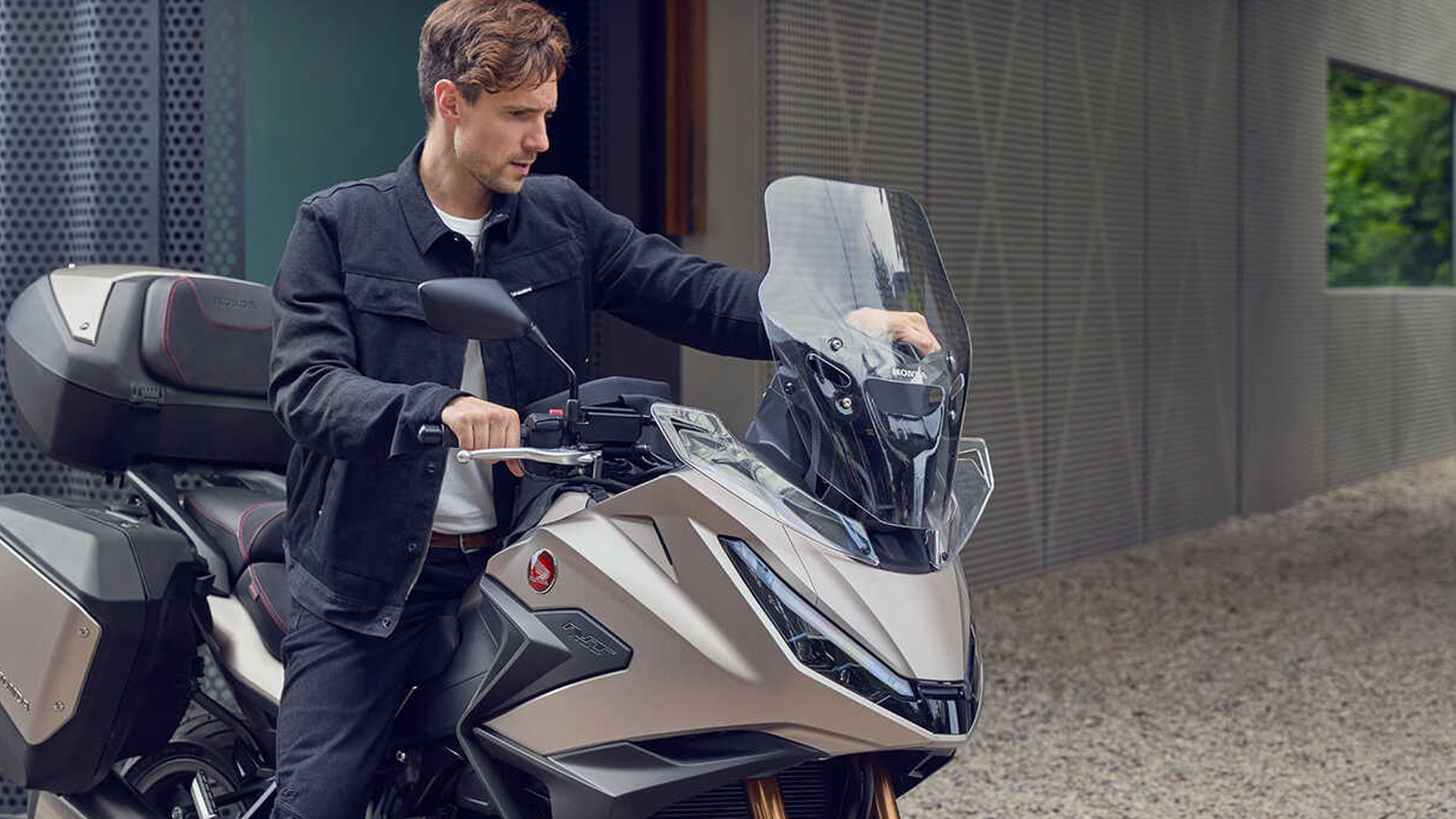 Honda NT1100 vue de trois-quarts avec valises latérales