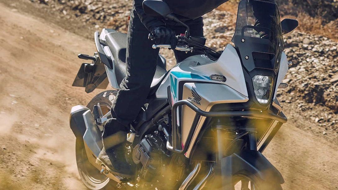 Vue dynamique de la Honda NX500 sur route, trail moderne et polyvalent
