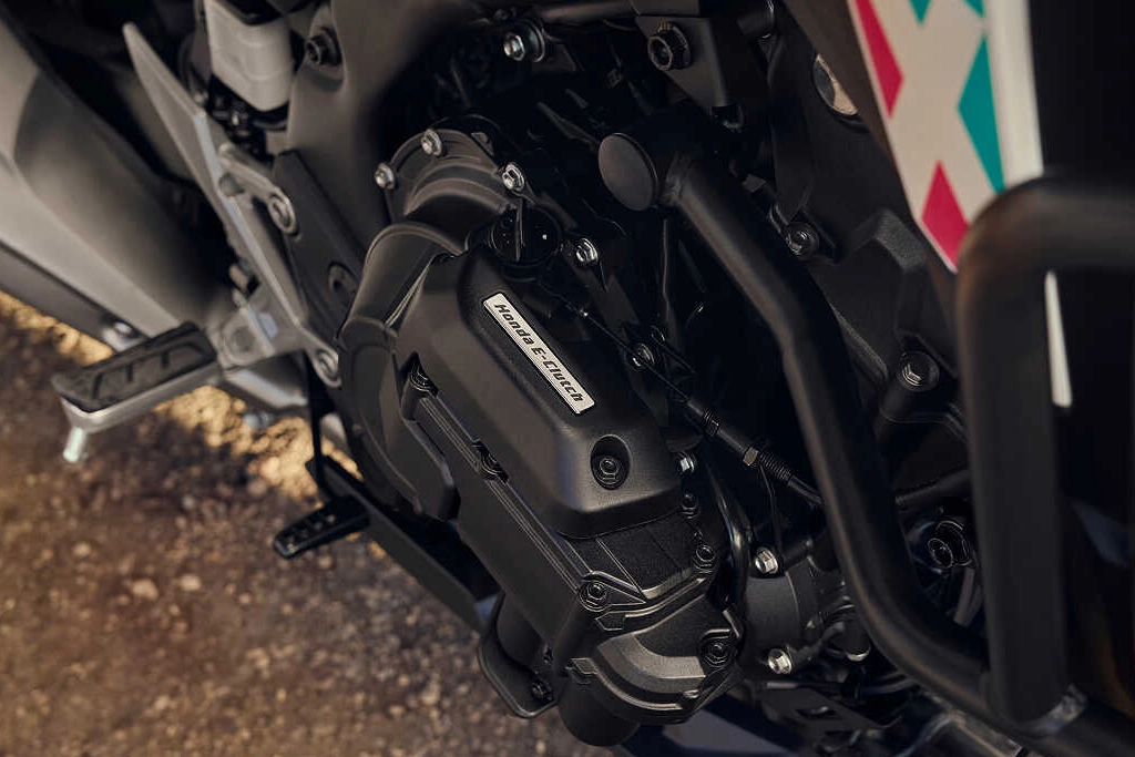 Profil latéral de la Honda NX500, lignes dynamiques et ergonomiques