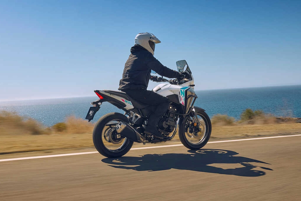 Tableau de bord numérique de la Honda NX500, technologie embarquée