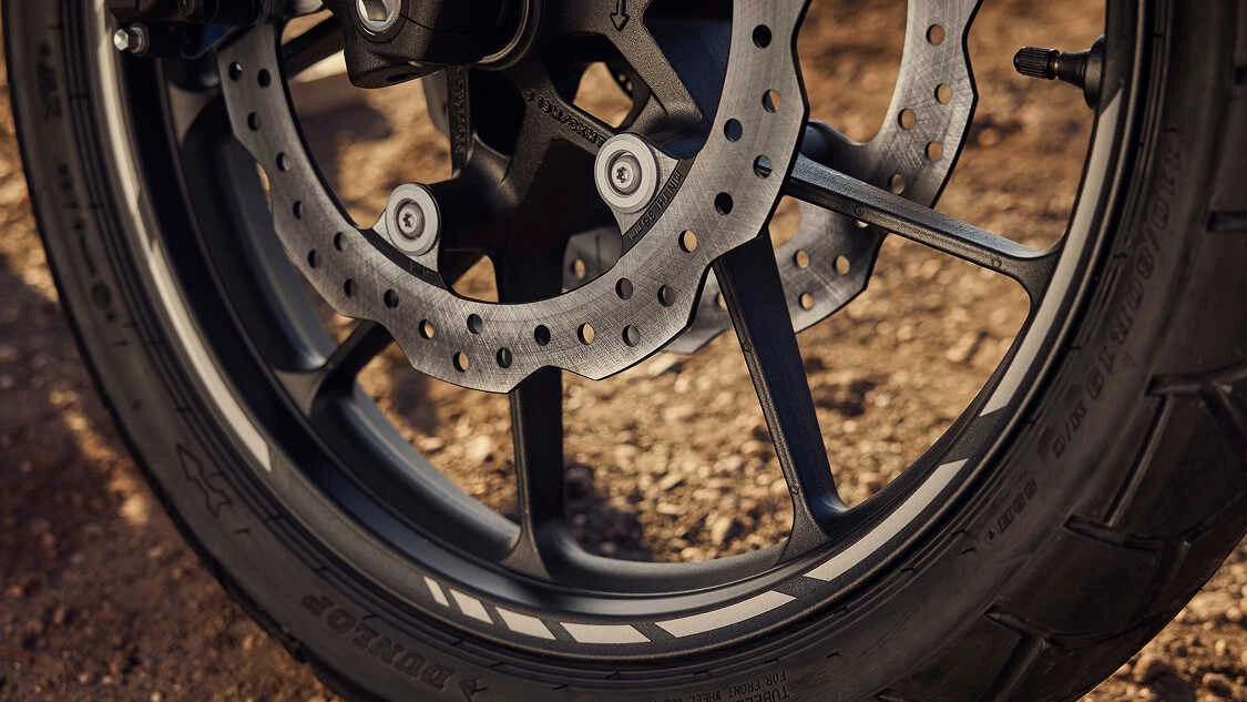 Vue avant de la Honda NX500, phare LED et design trail