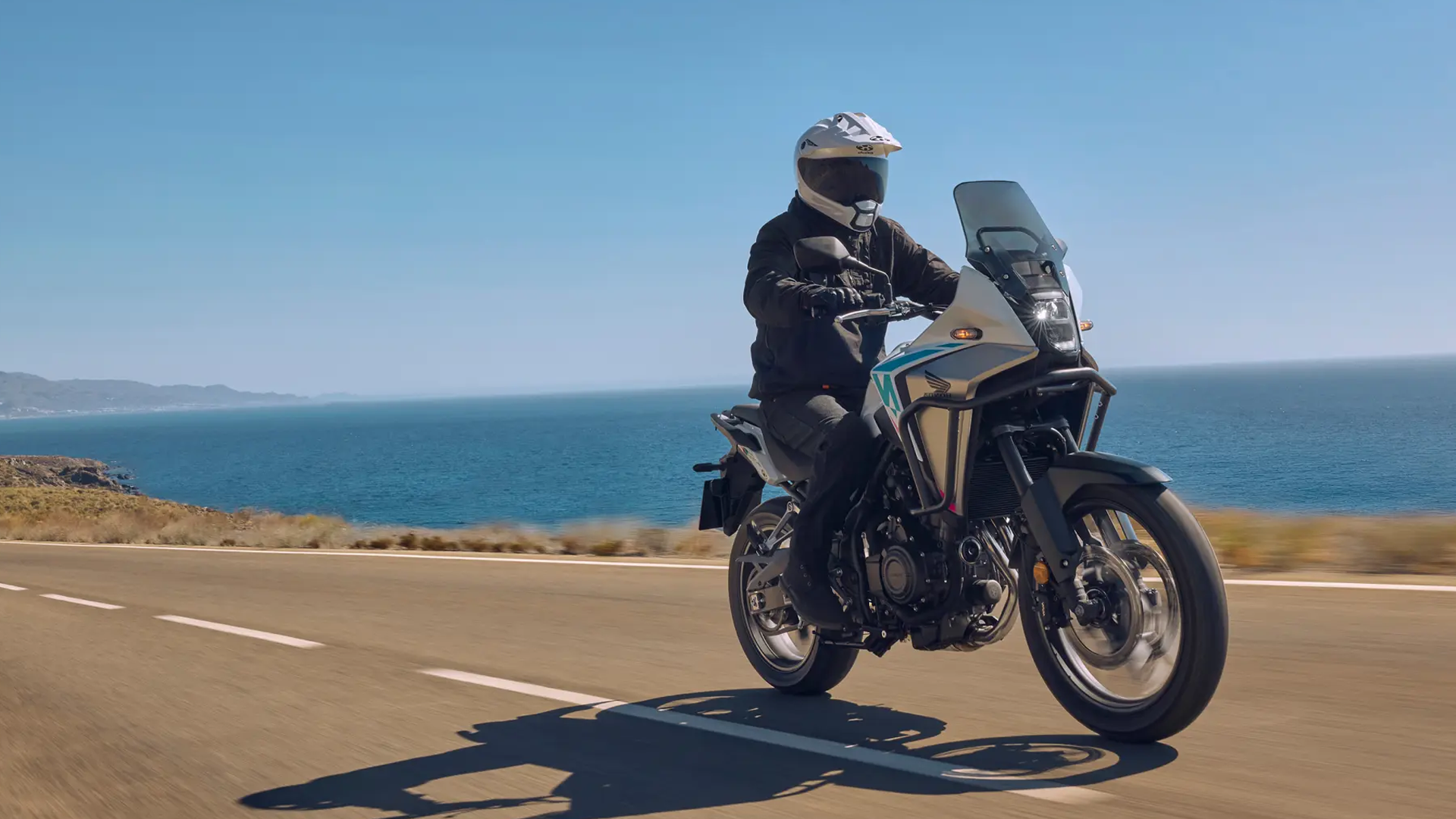 Honda NX500 sur route, équilibre entre performance et accessibilité