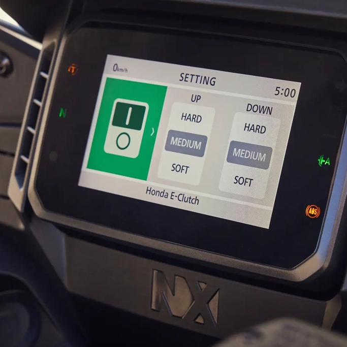 Tableau de bord numérique de la Honda NX500, affichage moderne