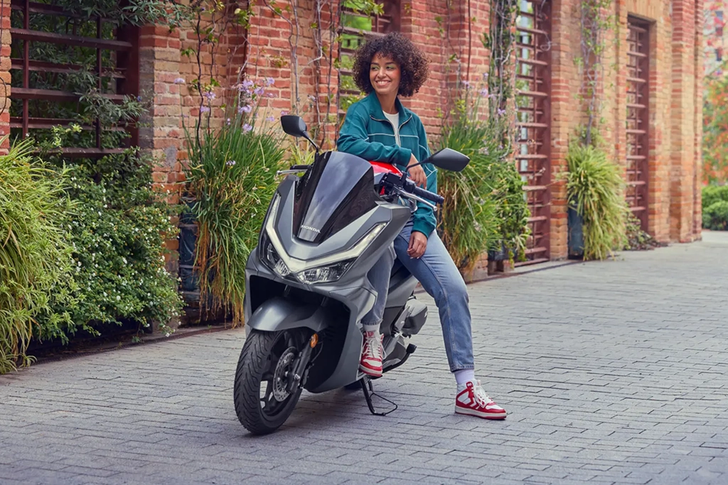 Vue avant du Honda PCX125 en stationnement