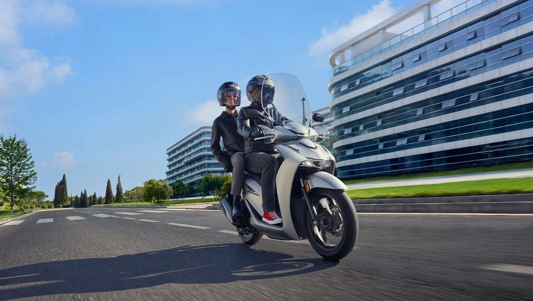 Vue latérale du Honda SH125i sur fond noir