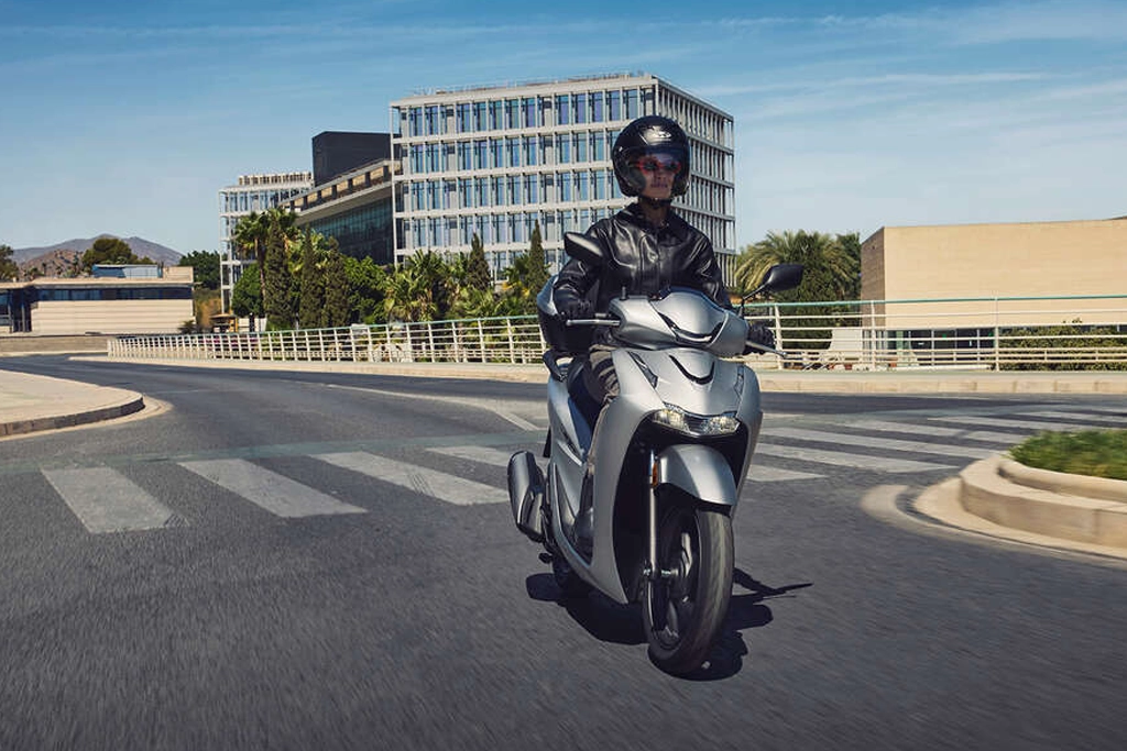Honda SH125i stationné en ville