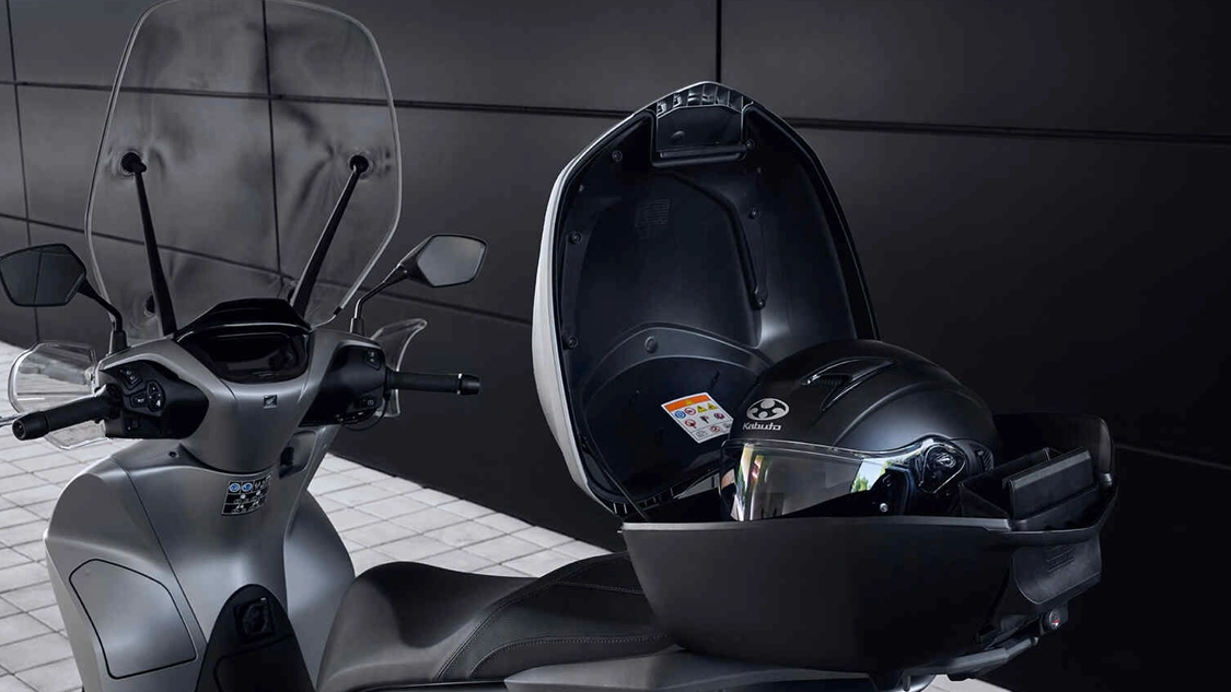 Honda SH125i vu de face sur route urbaine