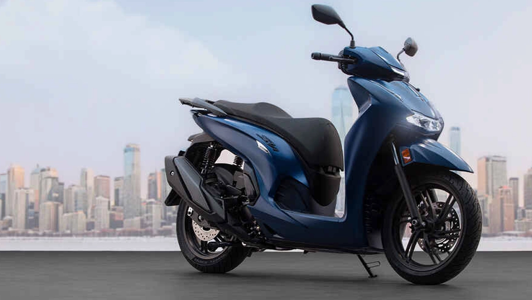 Vue latérale du Honda SH350i sur route urbaine