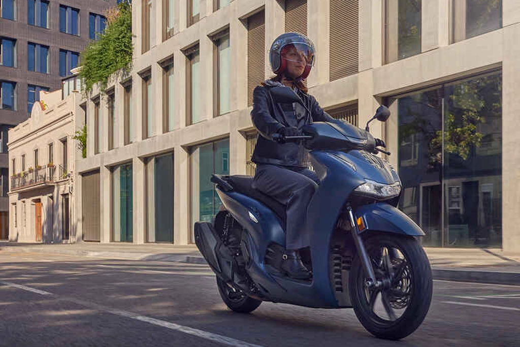 Vue avant du Honda SH350i stationné en ville
