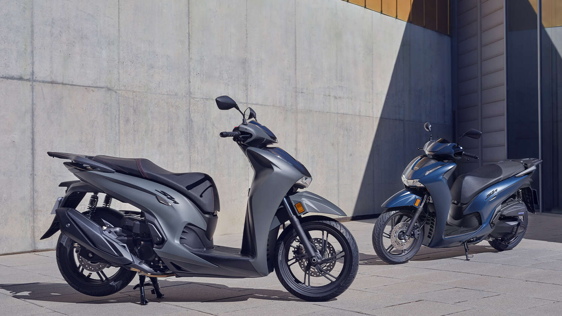 Honda SH350i garé devant un bâtiment moderne