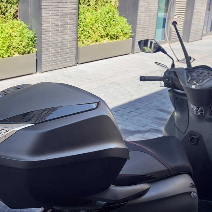 Vue de profil du Honda SH350i en stationnement