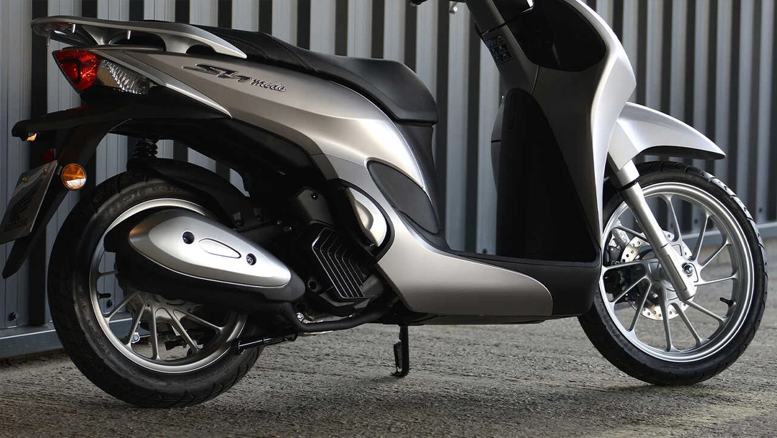 Vue latérale du Honda SH Mode 125 sur fond sombre