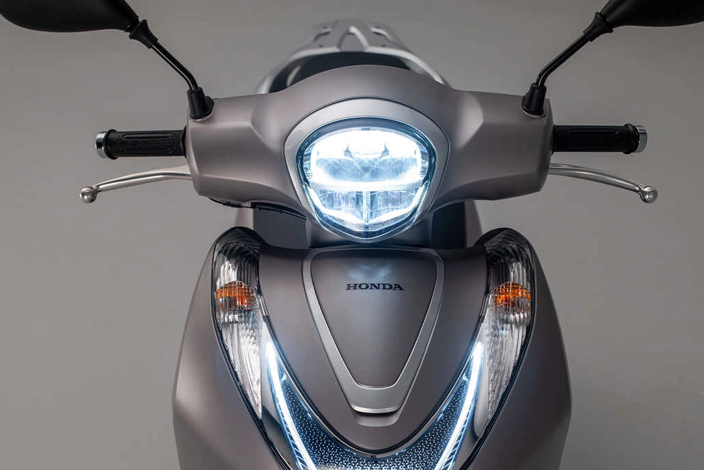 Honda SH Mode 125 stationné en ville