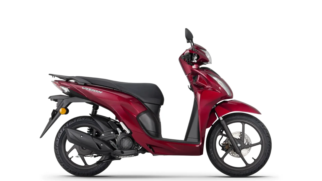 Vue latérale du Honda Vision 110 en stationnement urbain