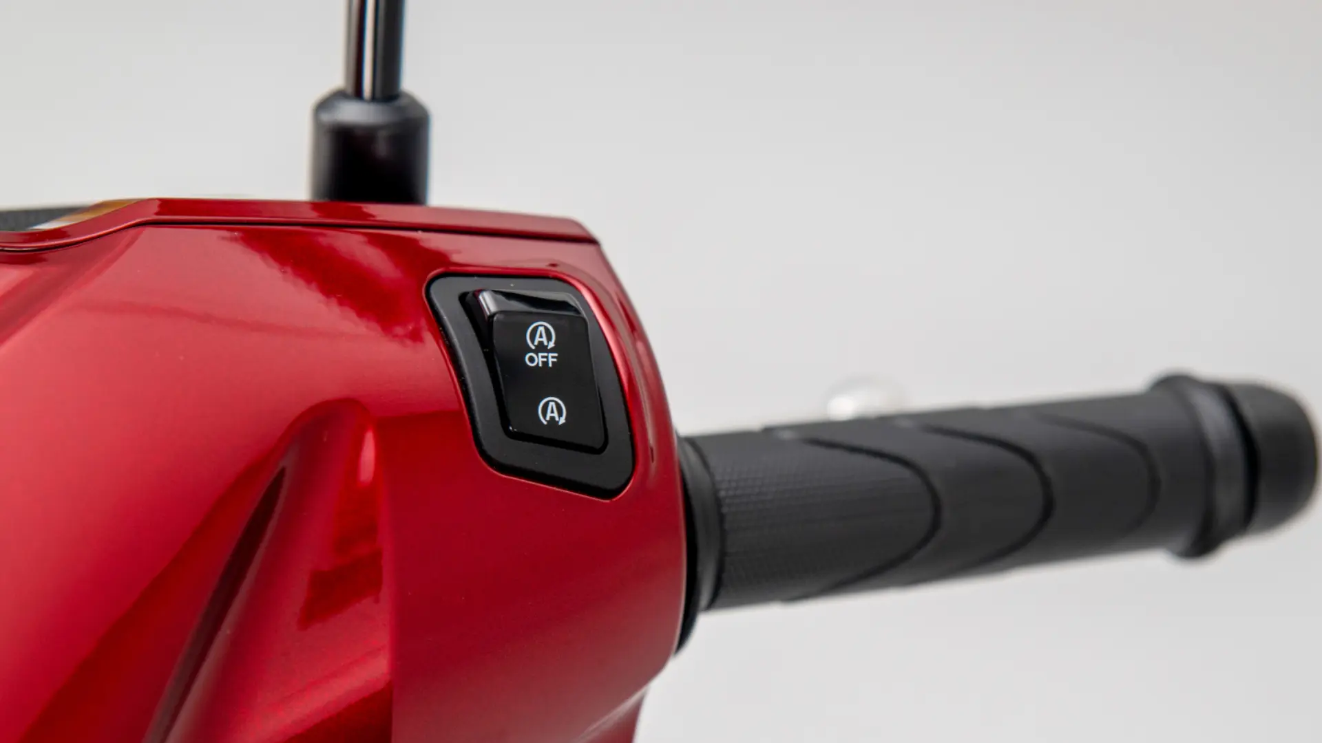 Honda Vision 110 en mouvement sur une avenue citadine