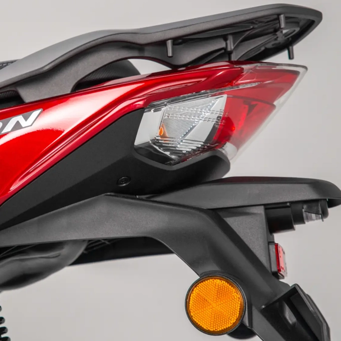 Vue avant du Honda Vision 110 sur route