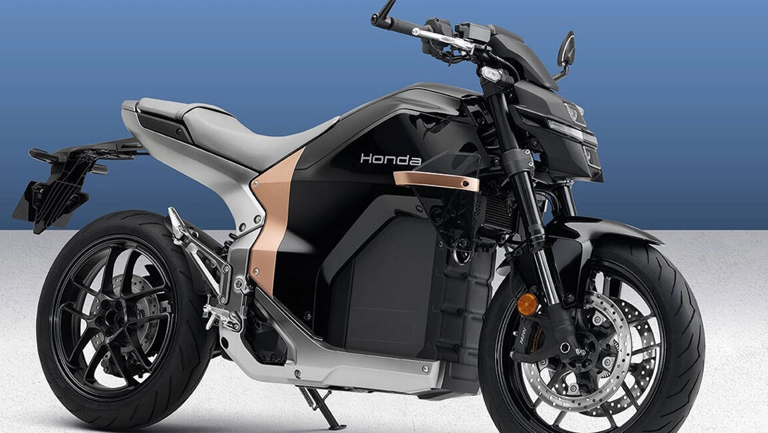 Scooter Honda WN7 de profil sur fond urbain, design moderne