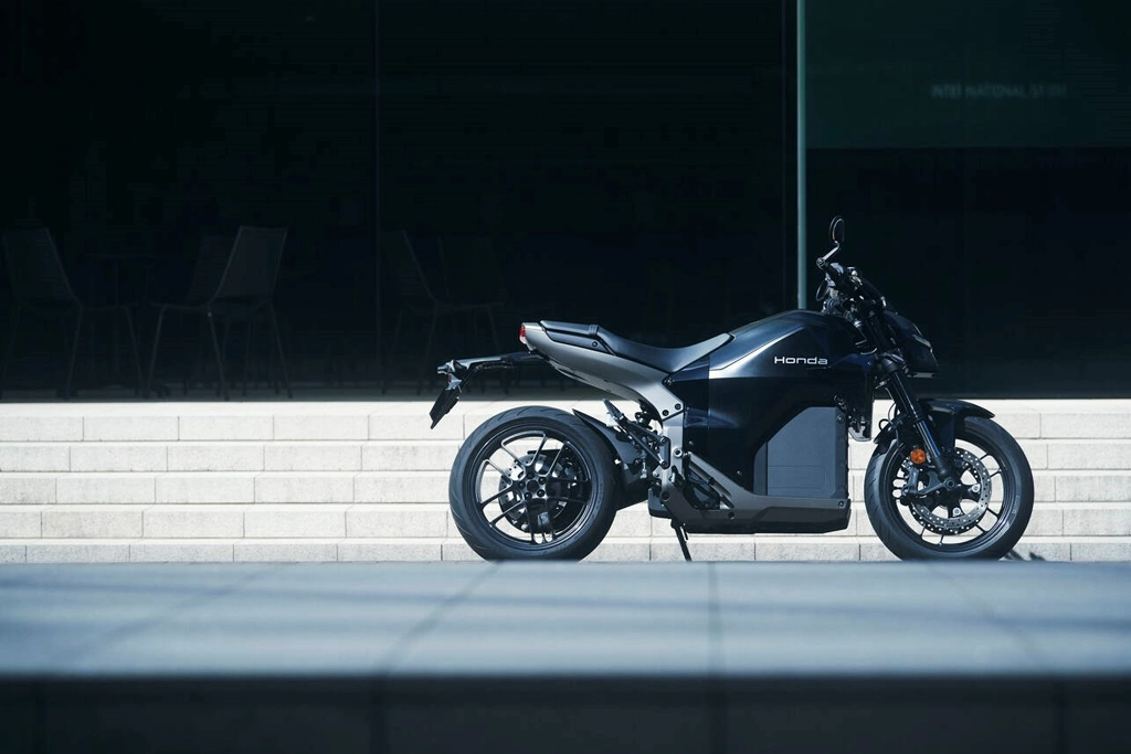 Vue avant du Honda WN7, phare allumé