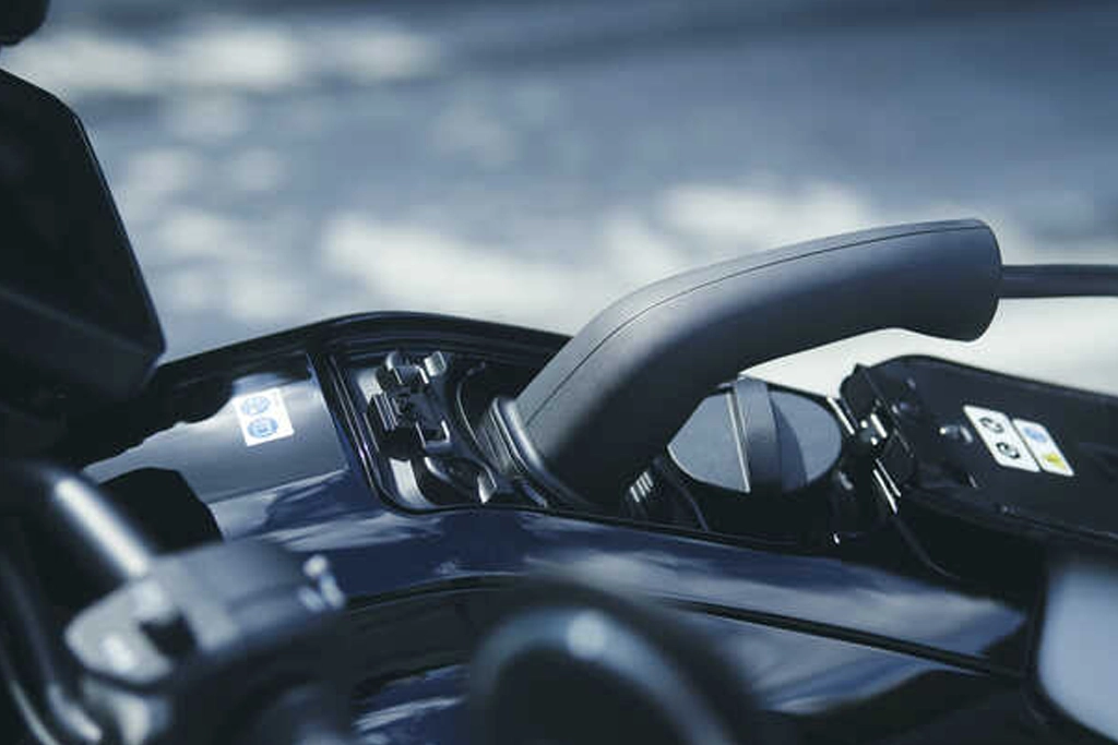 Honda WN7 stationné devant un café en ville