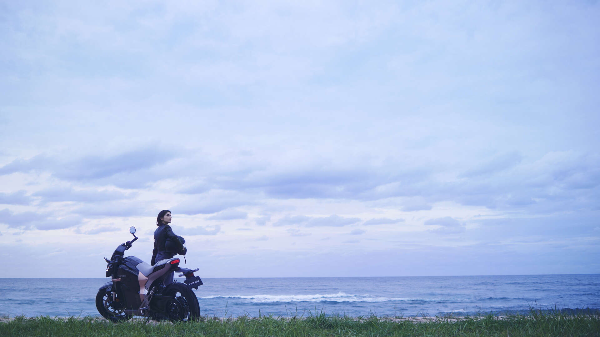 Honda WN7 garé devant un bâtiment moderne