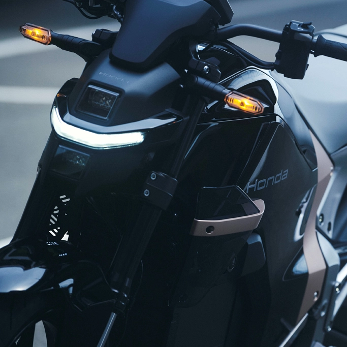 Vue latérale du Honda WN7 en mouvement