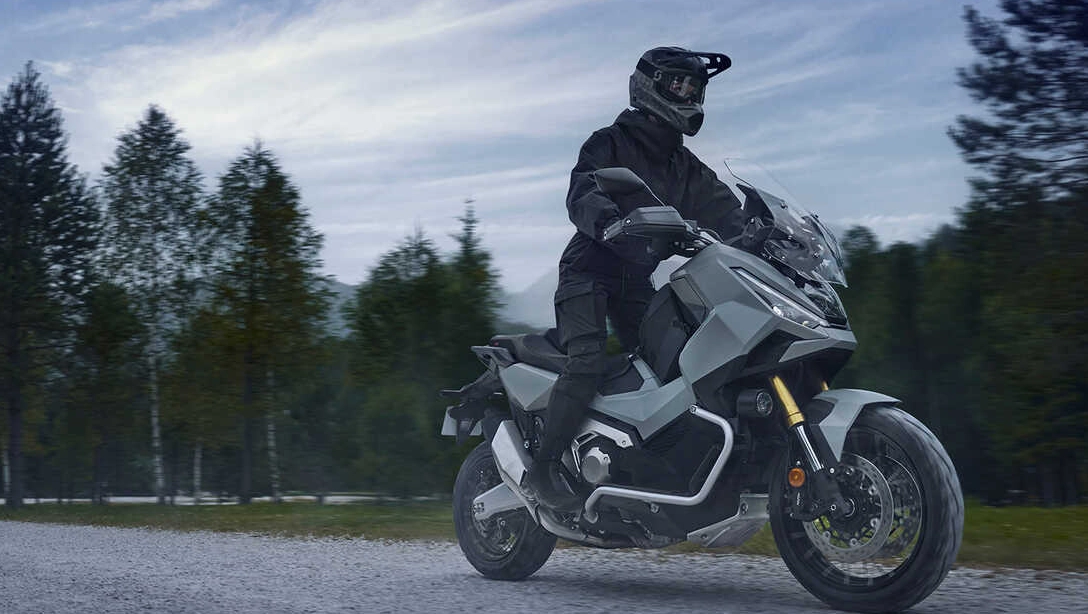 Vue latérale du Honda X-ADV sur route, design crossover distinctif