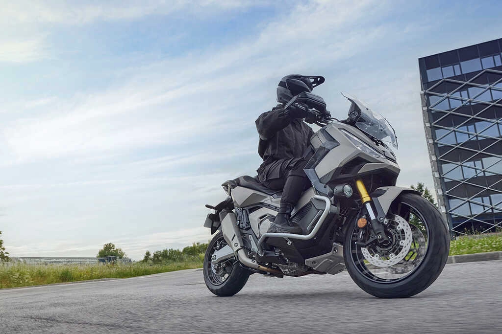 Honda X-ADV en action sur un chemin de terre