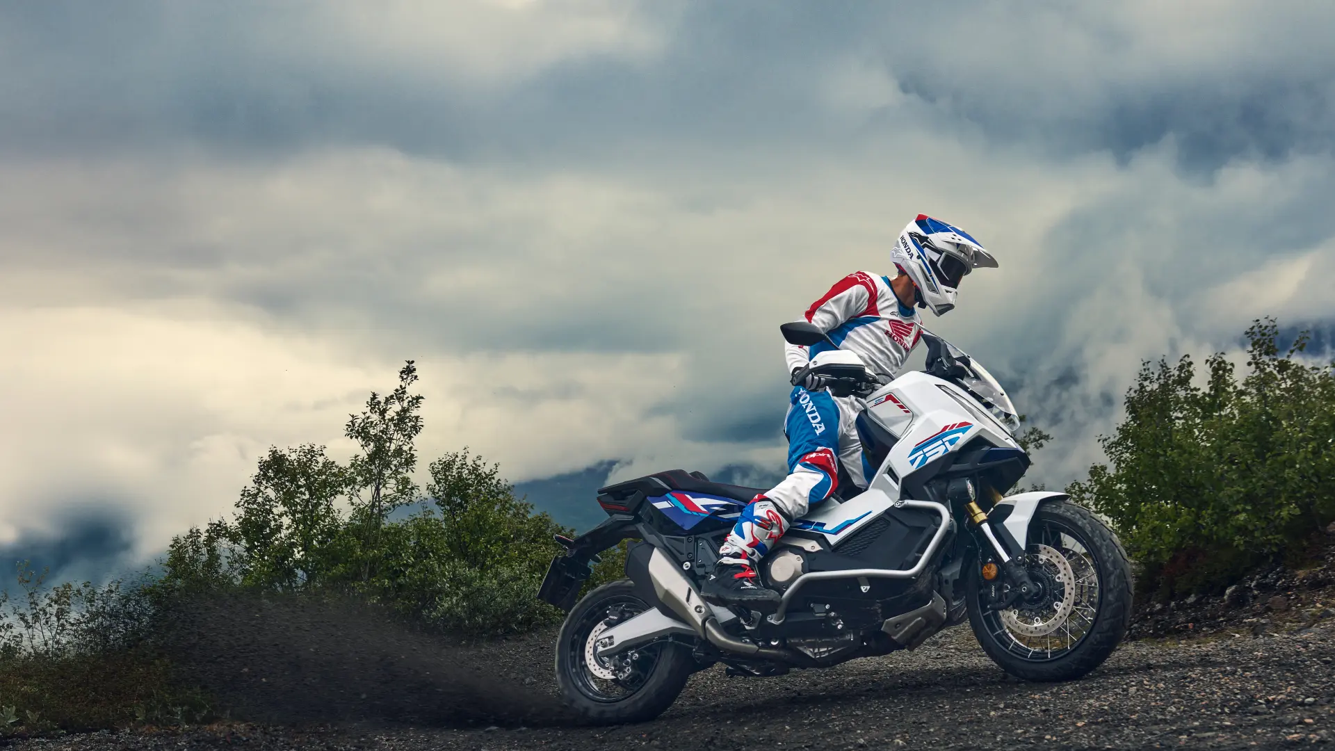 Honda X-ADV garé devant un paysage urbain moderne